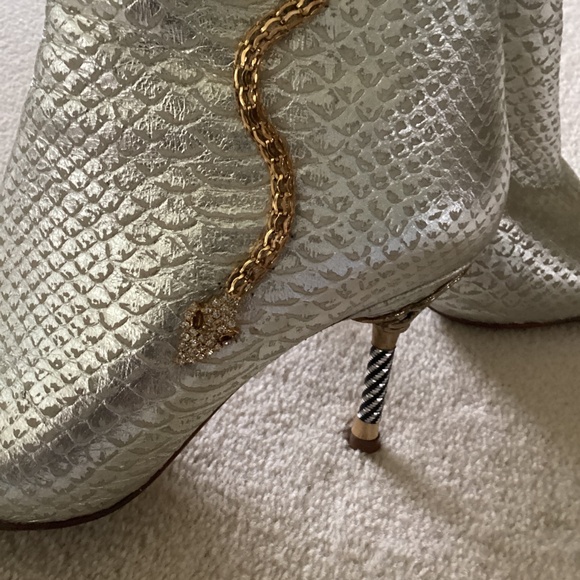 Elegant Snake-Embellished Heeled Boots - Picture 6 of 8